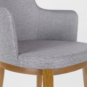 silla de madera tapizada en tela entramado espigado color platino
