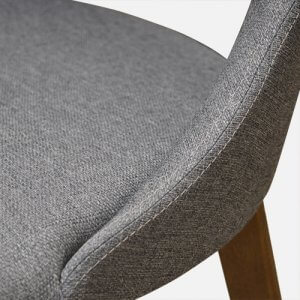 Silla contemporánea tapizado simil lino color gris, base en madera de Eucalipto.