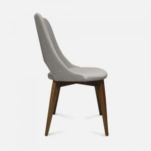 Silla contemporánea en madera de Eucaliptus tapizada en simil lino.