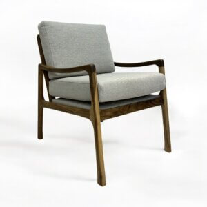 Sillón Lupe en madera de Petiribí tapizado.