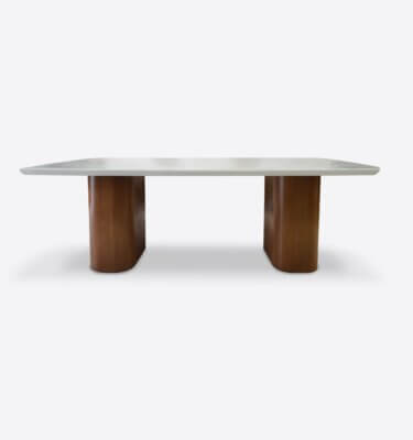 Mesa comedor con tapa en vidrio simil mármol Carrara y base en madera de Guindo