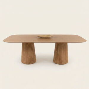 Mesa comedor de diseño con tapa rectangular y esquinas redondeadas toda en Roble Americano.