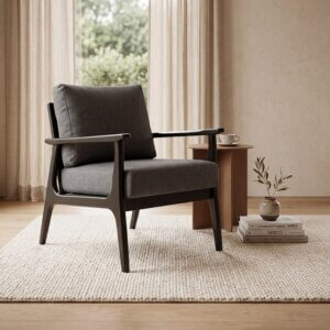 Sillón de estructura en madera laqueado color negro con almohadones tapizados color grafito.