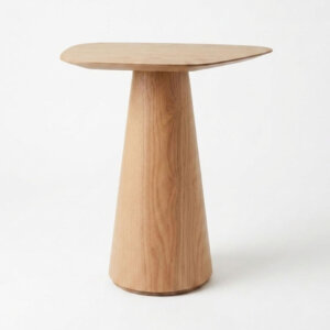Mesa lateral de diseño orgánico toda en Roble Americano.