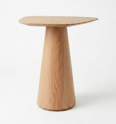 Mesa lateral de diseño orgánico toda en Roble Americano.
