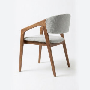 Sillón de diseño en madera de Jequitibá y tapizado de Buclés color gris.