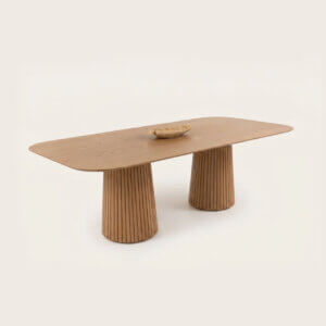 Mesa comedor de diseño con tapa rectangular y esquinas redondeadas toda en Roble Americano.