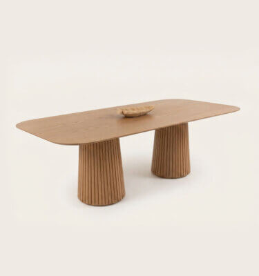 Mesa comedor de diseño con tapa rectangular y esquinas redondeadas toda en Roble Americano.