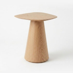 Mesa lateral de diseño orgánico toda en Roble Americano.