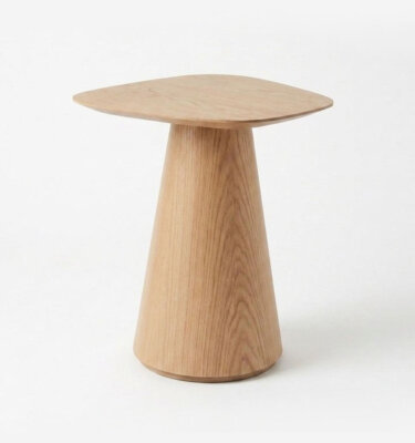 Mesa lateral de diseño orgánico toda en Roble Americano.