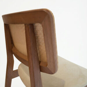Silla de diseño en madera de Jequitibá con asiento tapizado en eocuero gamuzado beige y respaldo simil esterilla de fibra natural.
