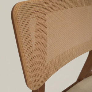 Silla de diseño en madera de Jequitibá con asiento tapizado en eocuero gamuzado beige y respaldo simil esterilla de fibra natural.