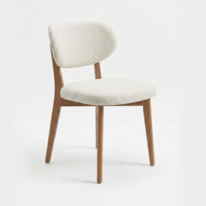 Silla de diseño tapizada en Buclé color natural. Estructura en madera de Jequitibá.