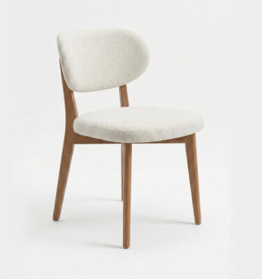 Silla de diseño tapizada en Buclé color natural. Estructura en madera de Jequitibá.