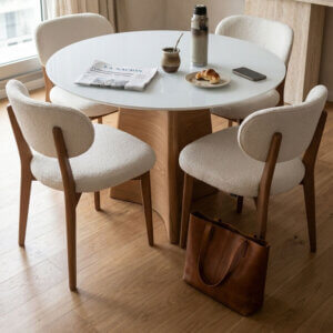 Silla de diseño tapizada en Buclé color natural. Estructura en madera de Jequitibá.