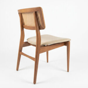 Silla de diseño en madera de Jequitibá con asiento tapizado en eocuero gamuzado beige y respaldo simil esterilla de fibra natural.