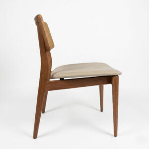 Silla de diseño en madera de Jequitibá con asiento tapizado en eocuero gamuzado beige y respaldo simil esterilla de fibra natural.