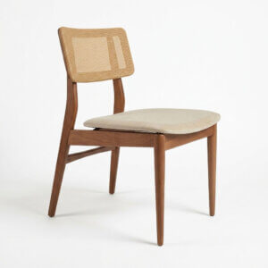 Silla de diseño en madera de Jequitibá con asiento tapizado en eocuero gamuzado beige y respaldo simil esterilla de fibra natural.