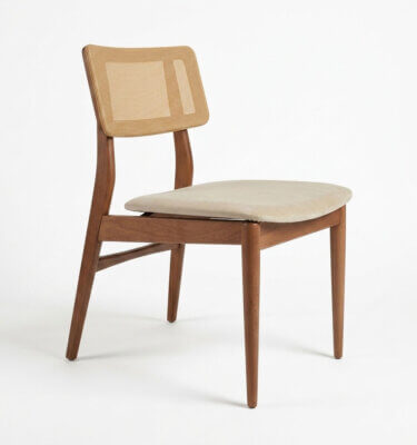 Silla de diseño en madera de Jequitibá con asiento tapizado en eocuero gamuzado beige y respaldo simil esterilla de fibra natural.