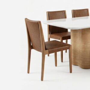 Silla de diseño tapizada en ecocuero. Estructura en madera de Jequitibá.