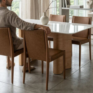 Silla de diseño tapizada en ecocuero. Estructura en madera de Jequitibá.