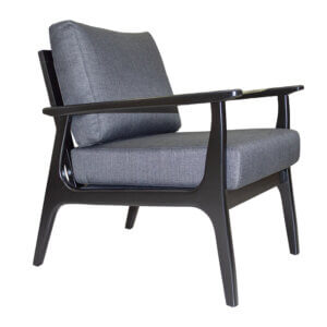 Sillón de estructura en madera laqueado color negro con almohadones tapizados color grafito.